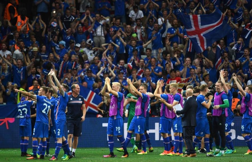 Islannin EM-joukkue ja fanit olivat hurmioissaan pikkumaan vietyä voiton Englannista jalkapallon EM-kisoissa. LEHTIKUVA/AFP