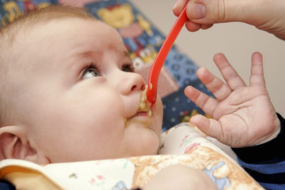 Tutkimuksen mukaan lapsiperheet kaipaavat tukea yleensä vanhemman jaksamiseen ja psyykkiseen hyvinvointiin sekä vauvan syömiseen. LEHTIKUVA / MARJA AIRIO