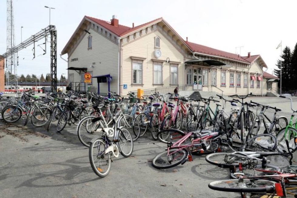 Polkupyörien pysäköintitilaa on asemarakennuksen edustalla ja Itäranta-kadun varrella.