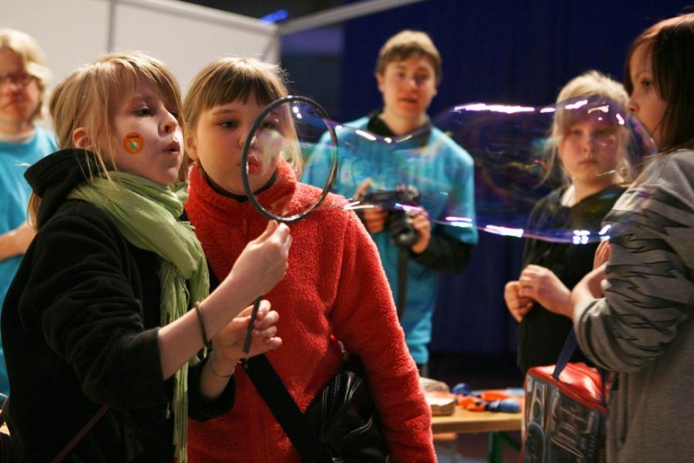 Jemina Siekkinen (vas.) ja Noora Miettinen puhalsivat saippuakuplia viime vuoden SciFest-tapahtumassa.