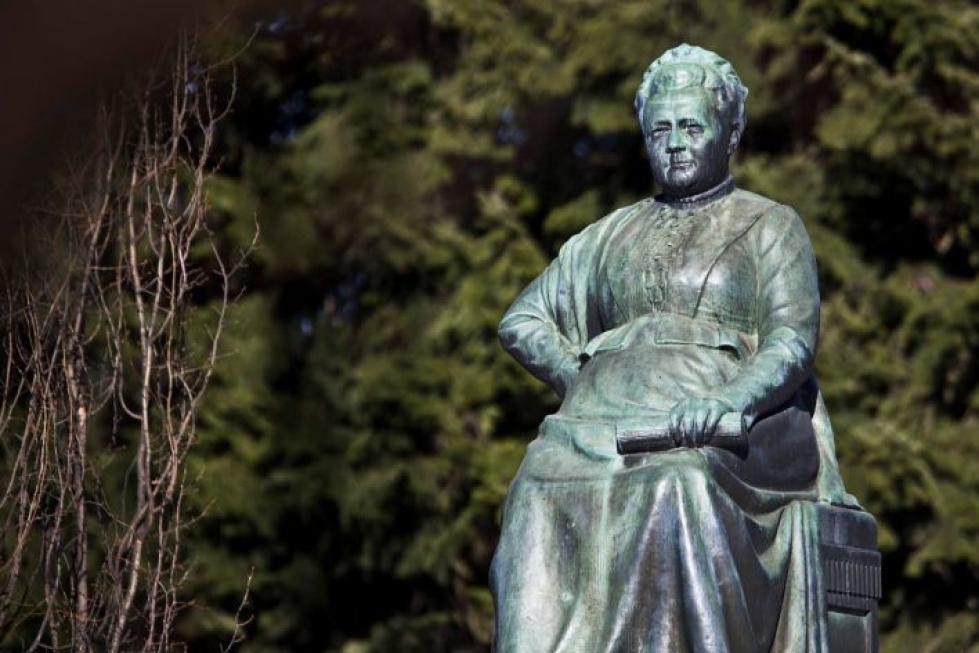 Minna Canthin patsas Kuopiossa on jo saanut hieman patinaa pintaansa. Minna Canthin syntymän 175-vuotispäivää vietetään tänään.