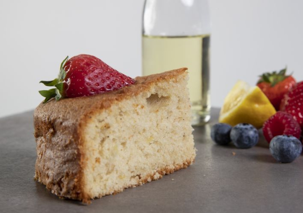 Mieto oliiviöljy ei maistu läpi kakussa mutta tekee leivonnaisesta mehevän ja herkullisen. Kakun voi tarjoilla esimerkiksi tuoreiden marjojen kanssa.