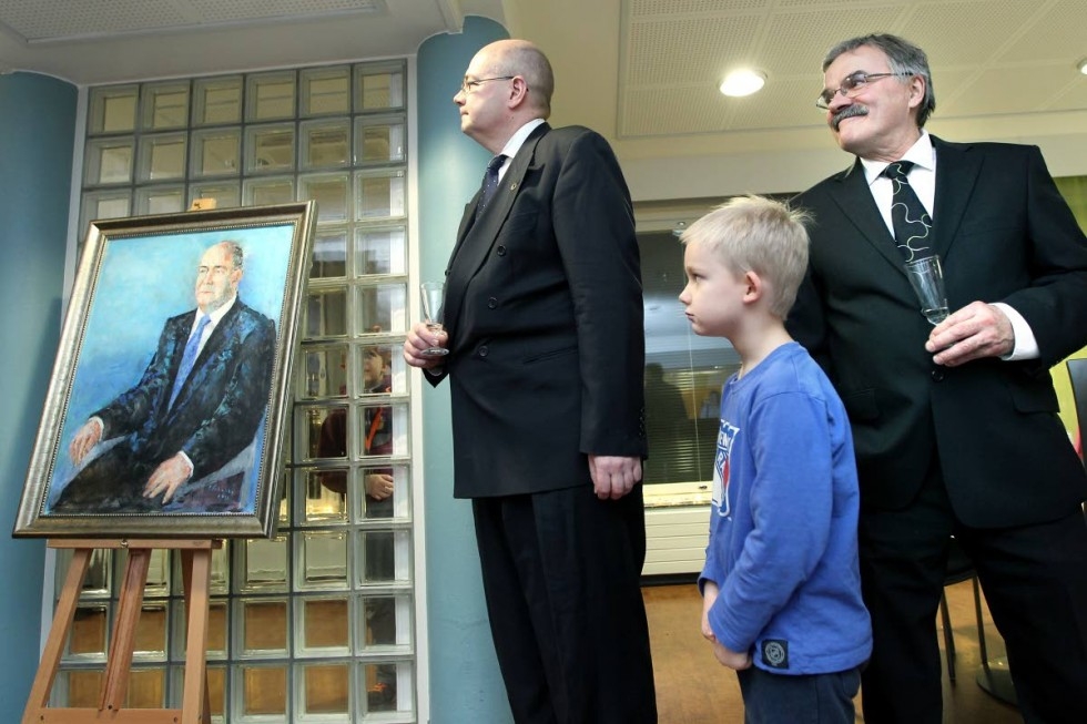 Jyrki Puhakan (oik.) maalaama Timo Elon muotokuva paljastettiin keskiviikkona ravintola Kiesassa. Timo Elon pojat Otso ja Atte olivat mukana isänsä kuvan julkistustilaisuudessa.