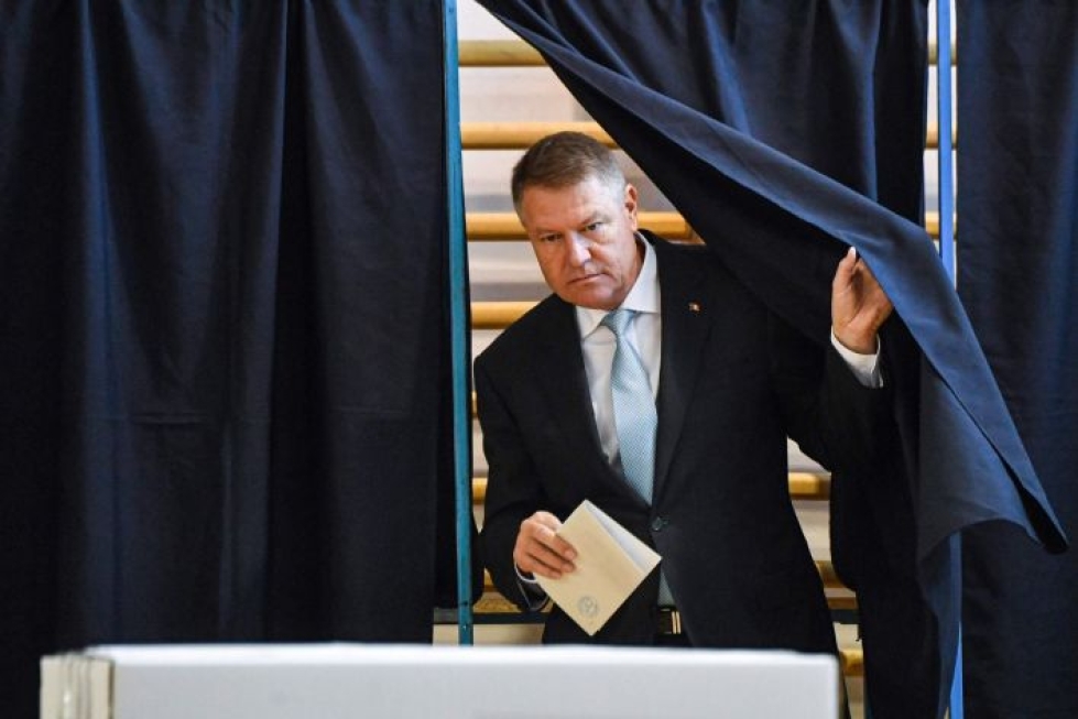 Selkeä ennakkosuosikki vaaleissa on istuva presidentti, keskustaoikeistolainen ja EU-myönteinen Klaus Iohannis. LEHTIKUVA/AFP
