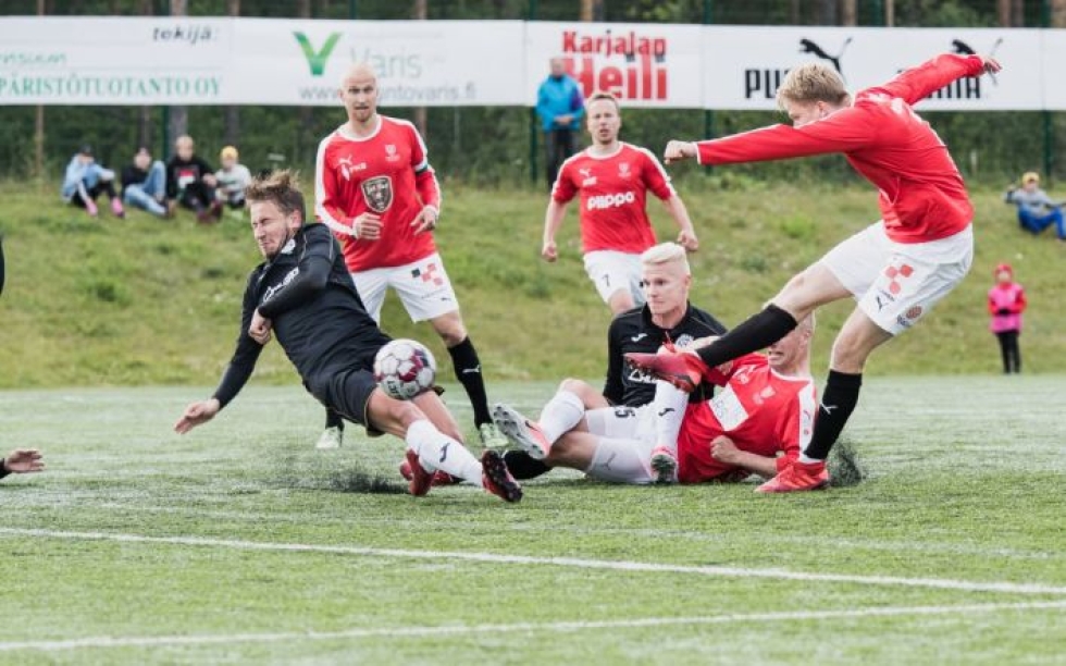 Jipon Tuomas Kettunen laukomassa palloa ottelussa FC Kiffeniä vastaan.