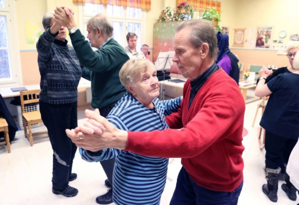 Eila Tuupanen, 73, ja Jorma Kinnunen, 78, (etualalla) ovat aktiivisia eläkeläisiä ja saavat virkistystä itselleen siitä, että touhuavat kerhoissa mukana. Utran puukoulun Ehtoovirkku-tansseissa ikäihmisiä tanssitti joensuulainen Wokstrotti.