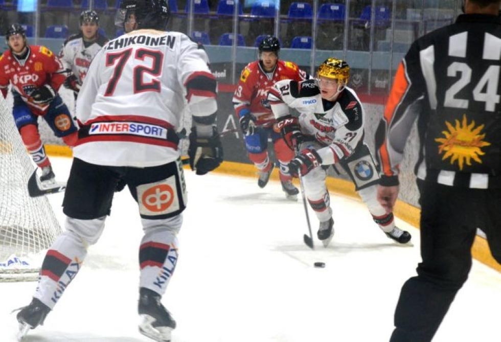 Jokipoikien Miro Väänänen ja Esa Lehikoinen  kolmen ottelun voittoputki meni poikki Kokkolassa.