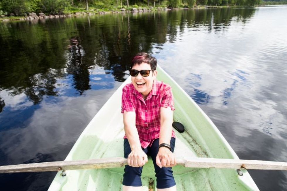 Marjut Ahokas viettää kesälomapäiviään mieluiten soutuveneen airoissa.