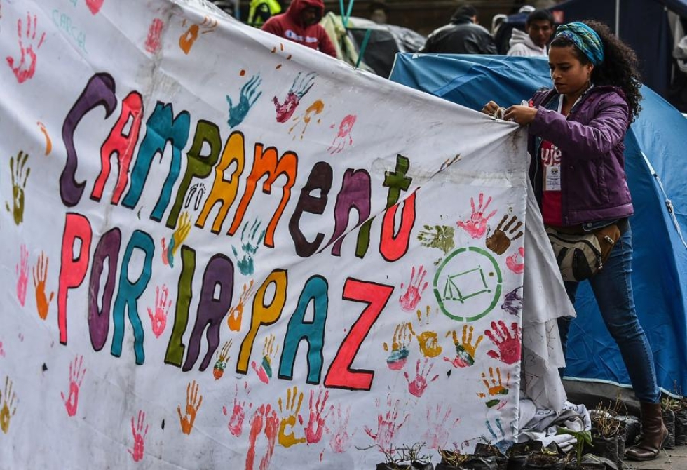 Nainen rauhaa vaatineessa mielenosoituksessa Kolumbian Bogotassa viime viikolla. LEHTIKUVA/AFP