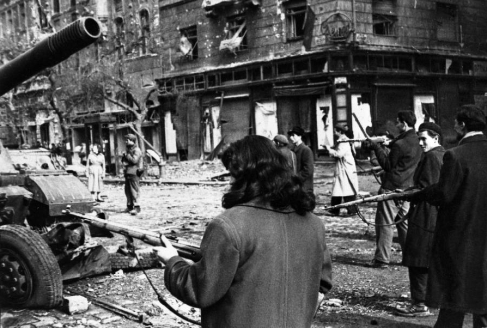 Unkarilaiset nousivat 60 vuotta sitten kapinaan Neuvostoliiton tukemaa kommunistijohtoa vastaan. Kuva on otettu Budapestissa marraskuun 5. päivänä vuonna 1956. LEHTIKUVA/AFP