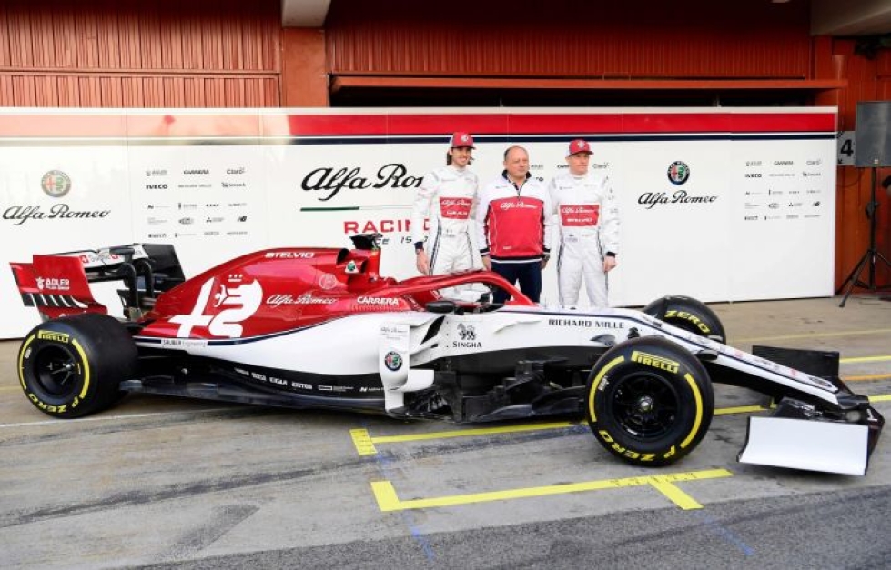 Räikkönen vei radalle Alfa Romeon. Kuvassa uuden auton vierellä lisäksi Frederic Vasseur ja tallin kuljettaja Antonio Giovinazzi. Lehtikuva/AFP