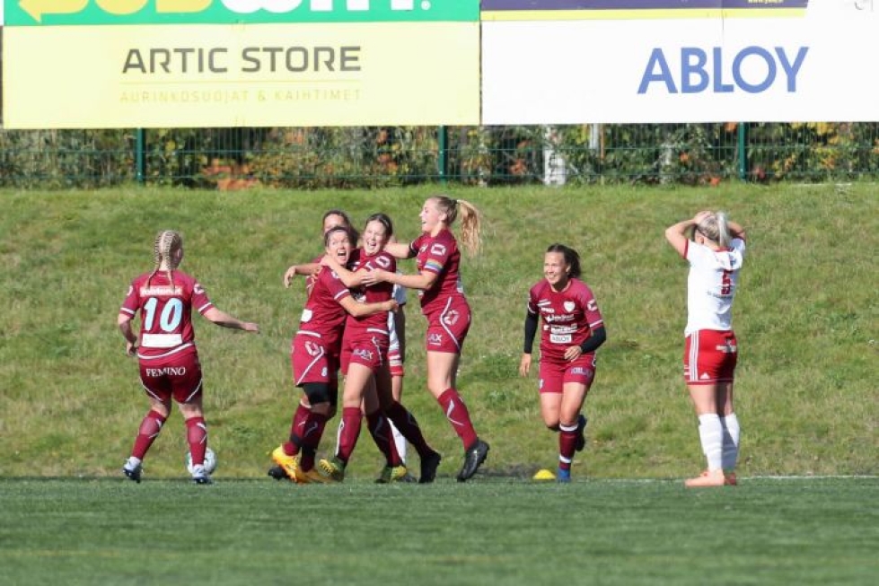 Riemu oli FC Hertan riveissä ylimmillään Eriikka Lyytisen (numero 8) viimeistelemän avausmaalin jälkeen.