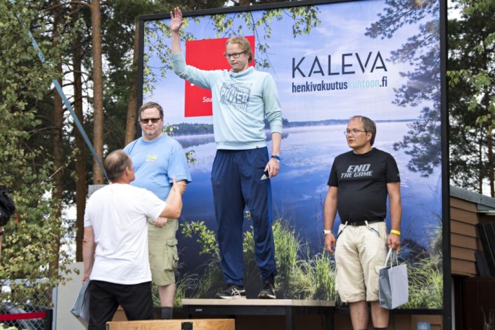 Esa Kaihlajärvi palkitsi mitalistit Jari Hakalaxin (vas.), Harri Piirosen ja Mika Suikin.