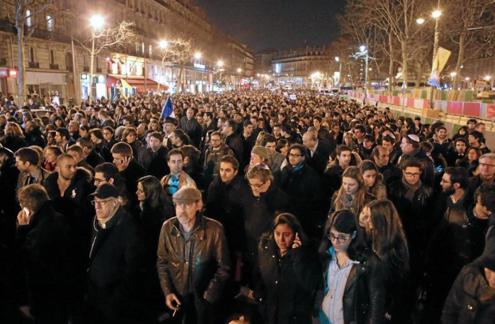 Koulusurmista järkyttyneitä ihmisiä kokoontui eilen Pariisin kaduille.
