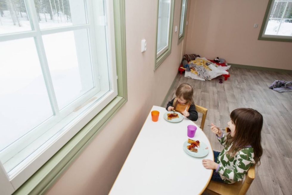 Neelia Tuononen, 2, ja Nuua Tuononen, 5, syövät välipalaksi pannukakkua päiväkoti Vellikellossa Kontiolahden Selkiellä.