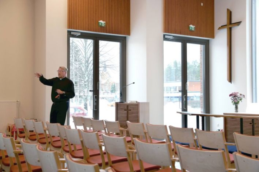 Kirkkoherra Jukka Reinikainen esitteli uutta seurakuntakeskusta viime maaliskuussa.