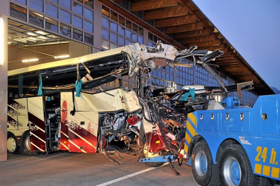 Poliisin mukaan tilanne bussiturmapaikalla on niin järkyttävä, että osa pelastusmiehistöstäkin on traumatisoitunut.