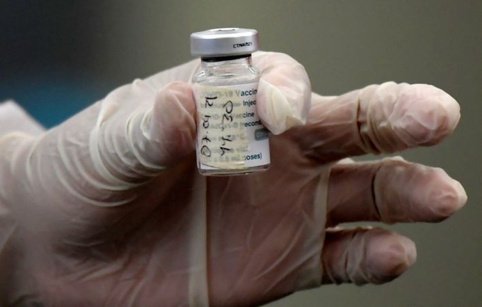 Espanja ilmoitti myöhään eilen rajaavansa Astra Zenecan koronavirusrokotteen käytön jatkossa yli 60-vuotiaisiin. LEHTIKUVA/AFP