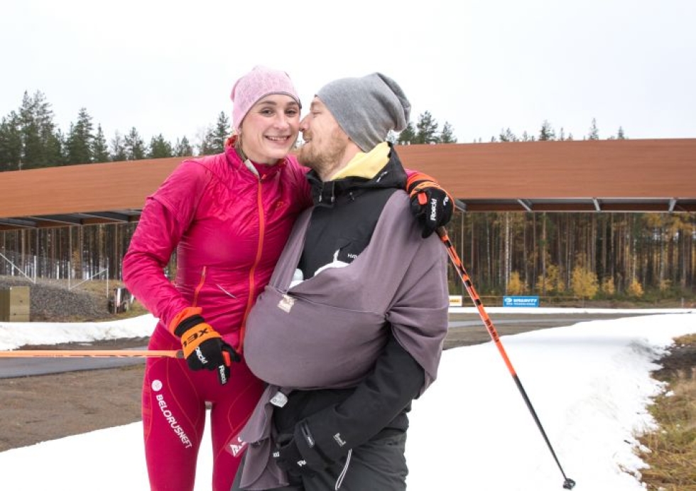 Nastassja ja Ari Kinnunen tulivat ensimmäisten joukossa Kontiolahden ladulle. Aiemmin tyttönimellään Dubarezava kilpaillut Nastassja asuu perheensä kanssa Utrassa.