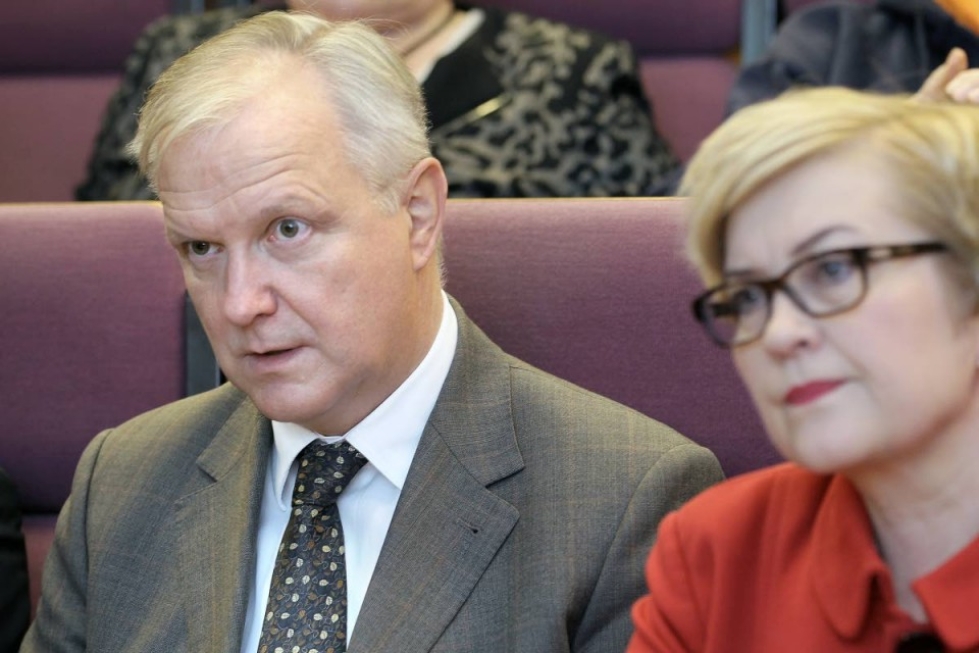 Olli Rehn puhui lauantaina Joensuussa pidetyssä Pohjois-Karjalan keskustan piirikokouksessa. Kuvassa myös kansanedustaja Anu Vehviläinen.