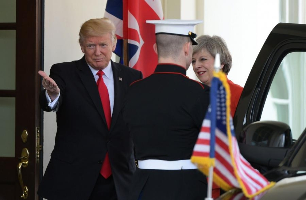 Britannian pääministeri Theresa May on ensimmäinen ulkomainen johtaja, joka tapaa presidentti Donald Trumpin Valkoisessa talossa.  LEHTIKUVA/AFP