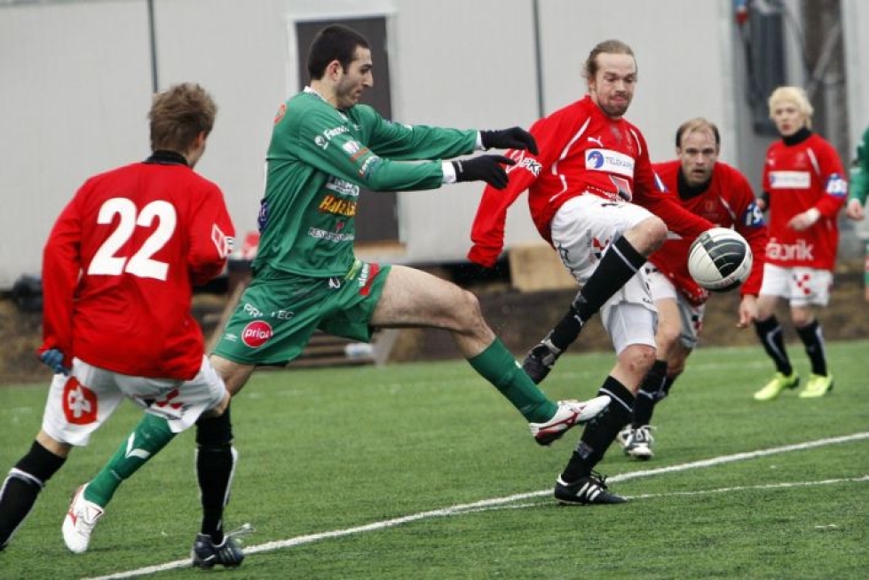 Jaakko Reponen (oik.) pystyi tekemään vähintään yhden maalin jokaisella Jippo-kaudellaan. Kuva vuodelta 2010.