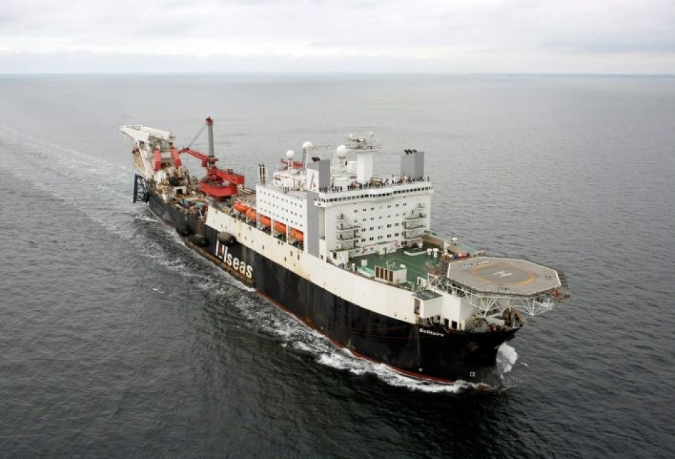 Solitaire on 300 metriä pitkä ja 41 metriä leveä alus, joka laskee putkilinjaa merenpohjaan ympäri vuorokauden viikon jokaisena päivänä. Kuva: Lehtikuva / Handout Nord Stream