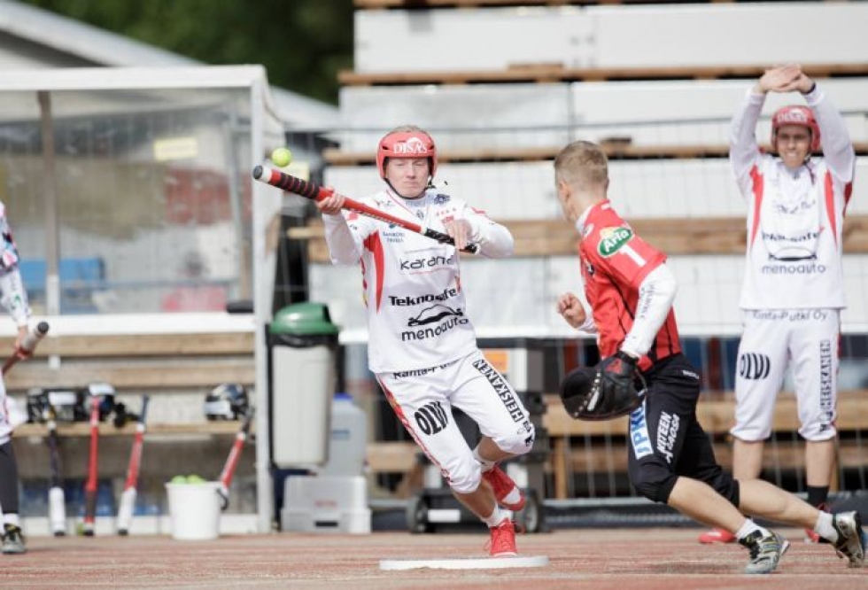 Valkopaitainen IPV kohtasi viime kaudella sarja-avauksessa Kiteellä KiPan. Kiteeläinen Markku Lötjönen on imatralaisjoukkueen uusi kakkospelinjohtaja.