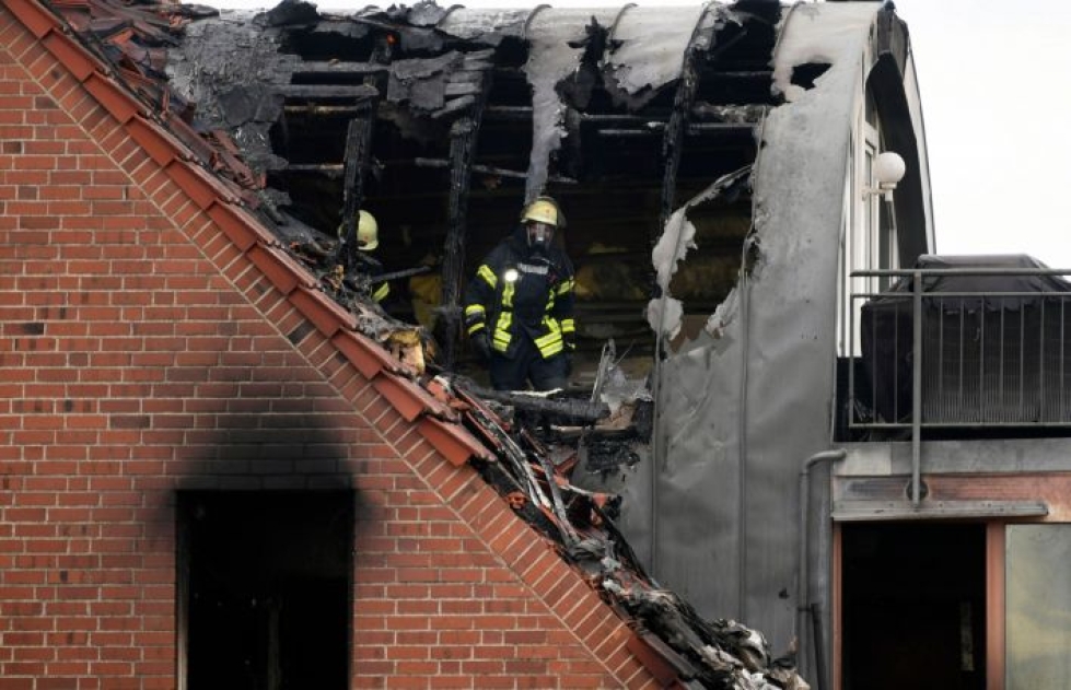 Pelastajia Weselissä talolla, johon ultakevyt lentokone törmäsi. LEHTIKUVA / AFP