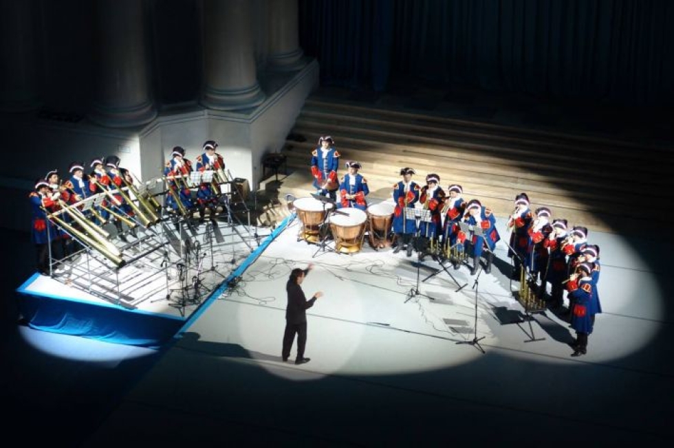 Russian Horn Orchestra tulee ensimmäisen kerran Lieksan Vaskiviikolle ja Suomeen. Metsästystorvityyppisten soittimien äänenkorkeus riippuu putken pituudesta, siksi jokainen muusikko soittaa useampaa eripituista torvea.