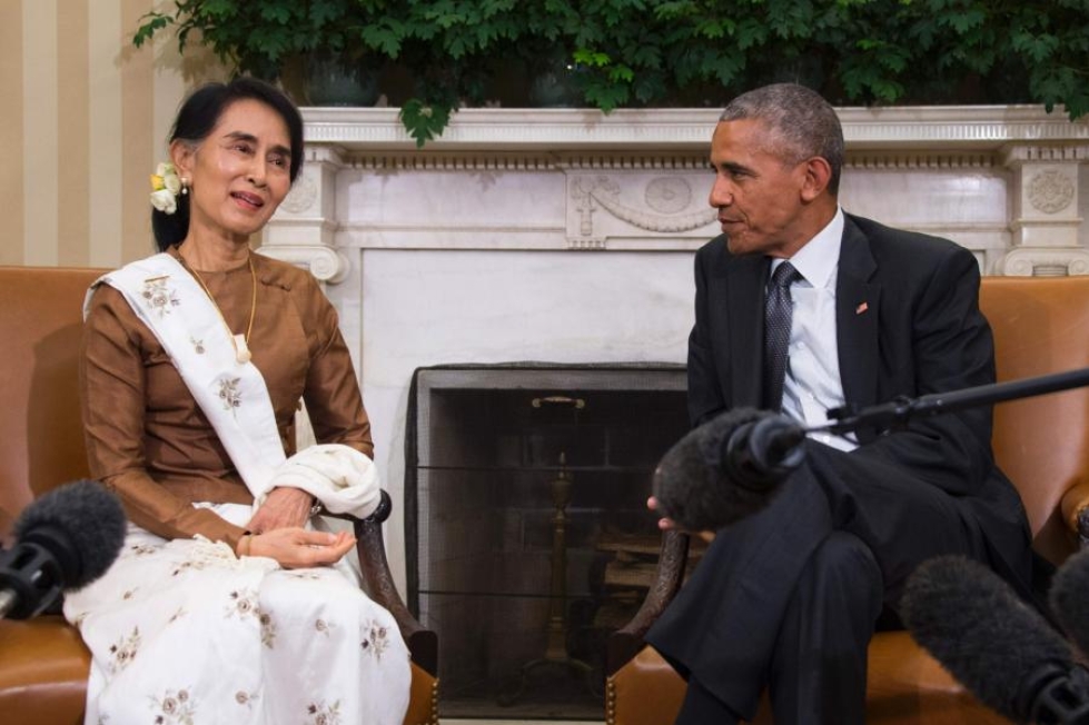 Nobelin rauhanpalkinnon voittanut Aung San Suu Kyi (vas.) ja presidentti Barack Obama keskustelivat Burman tilanteesta eilen Valkoisessa talossa. LEHTIKUVA/AFP