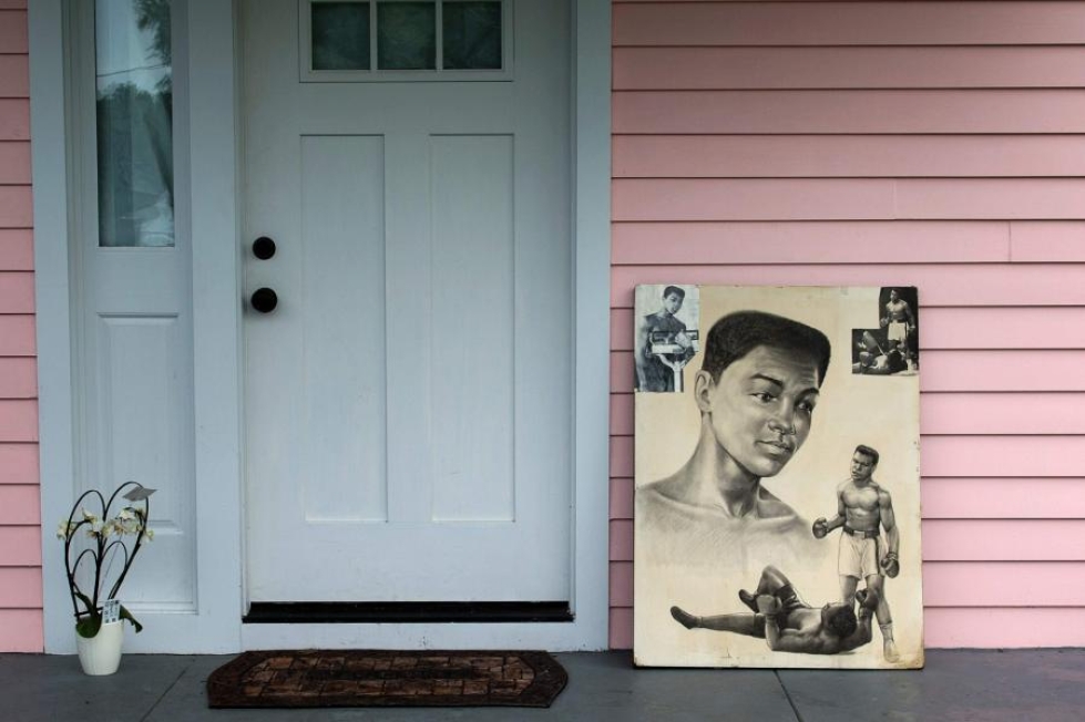 Perjantaina kuolleen Alin kuva koristi nyrkkeilijän lapsuudenkodin ulko-ovea. LEHTIKUVA / AFP