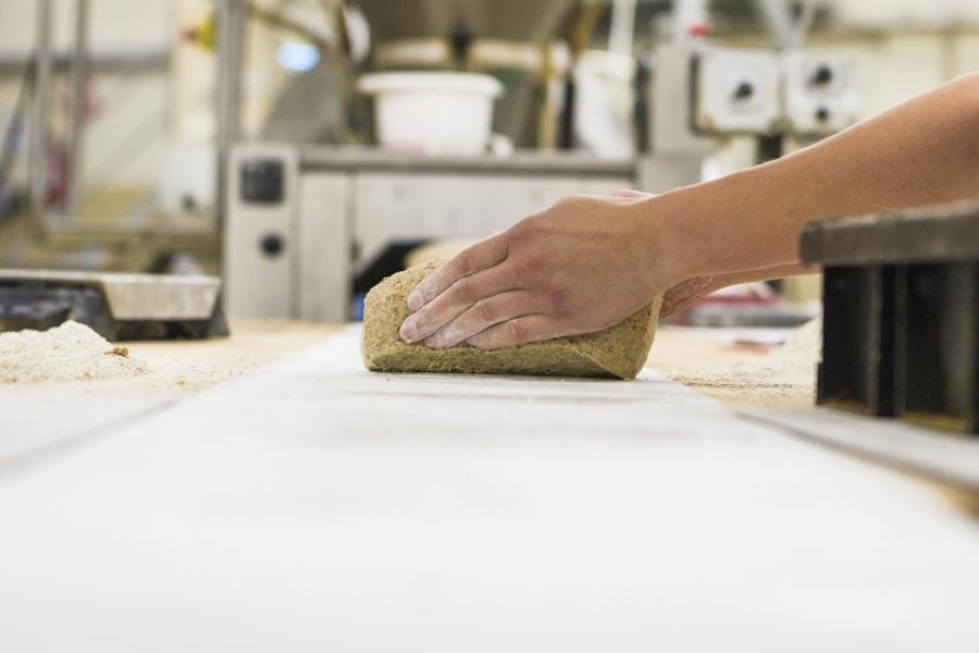 Sekä Pielispakarissa että Porokylän leipomossa tehdään perinteiset ruisleivät edelleen käsin.