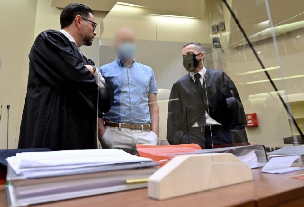Saksalaislääkäri Mark Schmidt (kuvassa keskellä) tuomittiin neljän vuoden ja kymmenen kuukauden vankeustuomioon. Lehtikuva/AFP