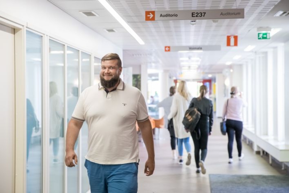 Karelia-ammattikorkeakoulussa tietojenkäsittelyä opiskeleva Jonu Kettunen uskoo, että kotikansainvälistyminen auttaa toimimaan myöhemmin monikansallisessa työympäristössä.