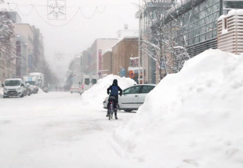 Aurauksesta on aiheutunut myös suuria lumikasoja eri puolille kaupunkia. Kuva Joensuun keskustasta Kauppakadulta.