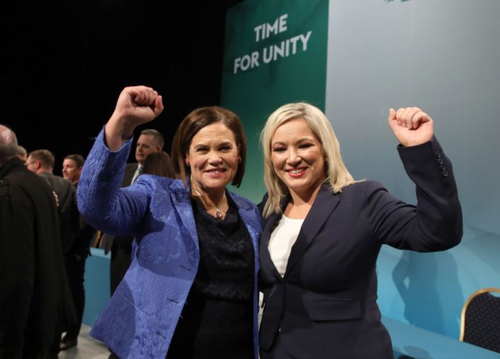 Sinn Feinin puheenjohtaja Mary Lou McDonald (vas.) ja puolueen Pohjois-Irlannin johtaja Michelle O'Neill. Lehtikuva/AFP