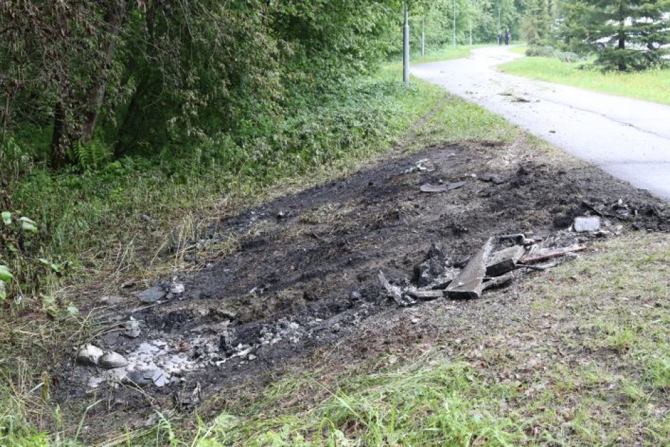 Auto paloi yöllä Hasanniemessä Länsikadun varrella.