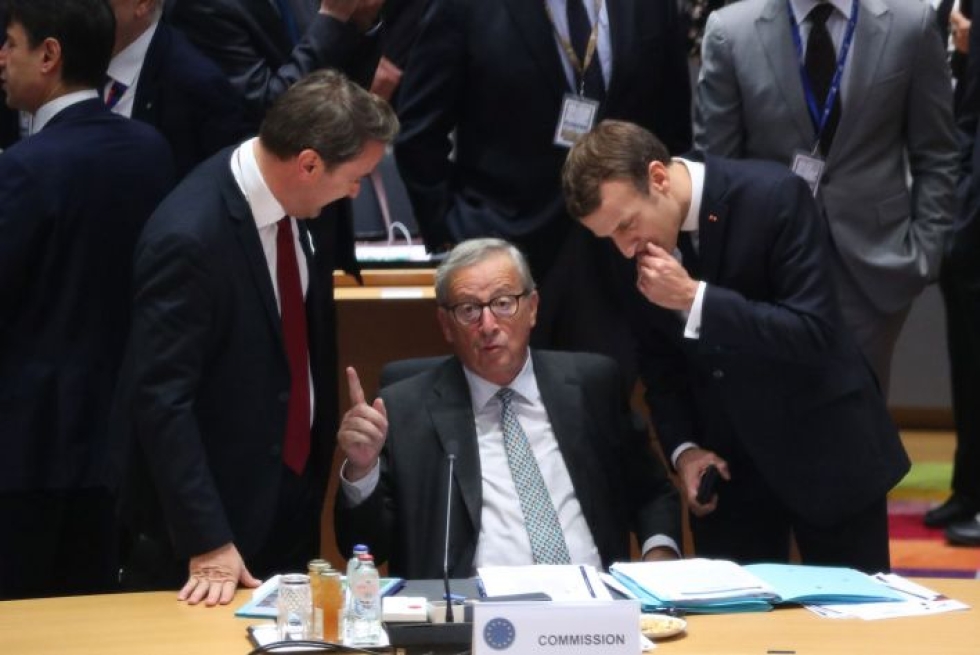 Jean-Claude Juncker (keskellä) sanoi huippukokouksen päätyttyä perjantaina, että Pohjois-Makedonian ja Albanian torjuminen on virhe. LEHTIKUVA / AFP
