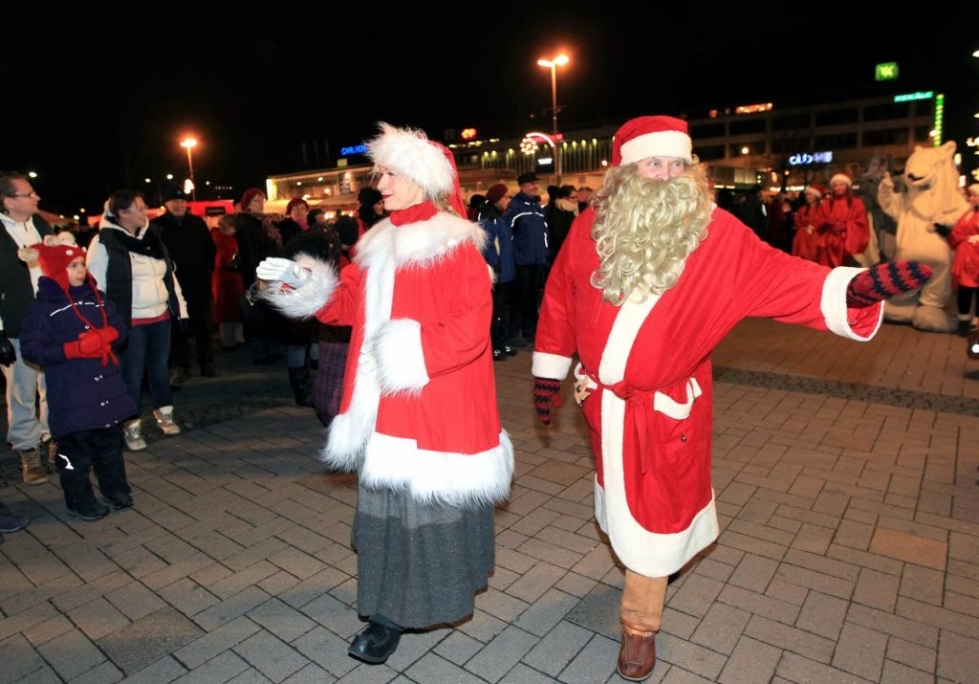 Joulunavauksessa yleisöä viihdyttivät joulupukki ja joulumuori sekä tanssiva lumiukko, eläinhahmot ja Niinivaaran koulun musiikkiluokkien oppilaiden esitykset. 