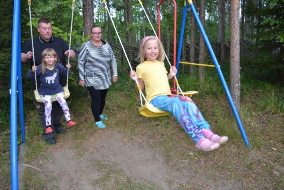 Liikunnalliset tytöt kuusivuotias Anni ja kahdeksanvuotias Aino tykkäävät yleisurheilla ja liikkua luonnossa, kertovat Juha ja Kaisa Sallinen.