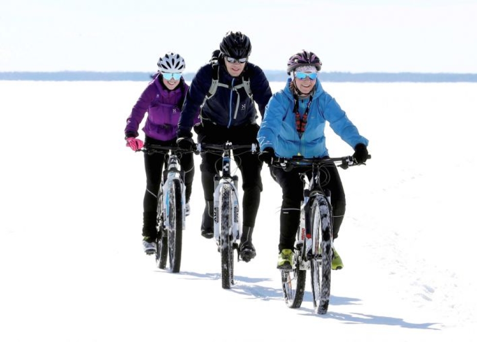 Kaisa Pesonen, Sirkku Heino ja Anssi Sivonen olivat lähteneet retkeilemään Pyhäselälle polkupyörillä.
