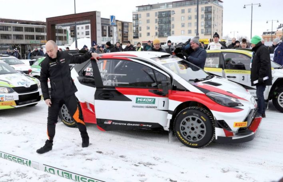 Japanilainen Takamoto Katsuta kilpaili WRC-autolla Joensuun Itärallissa.