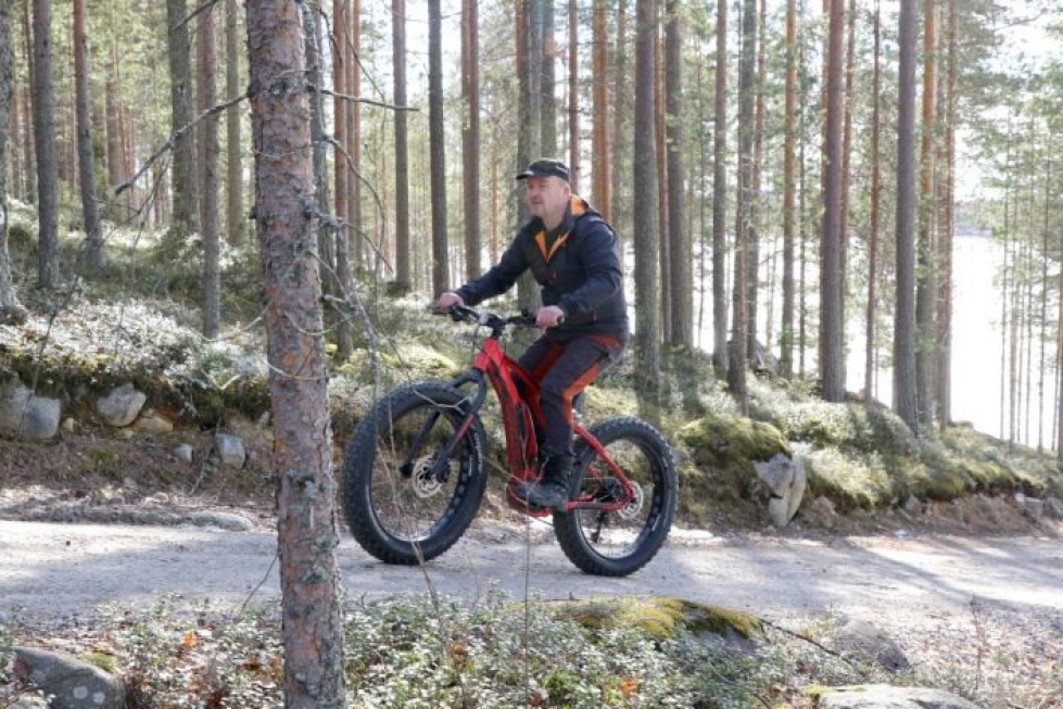 Jarkko Peltolan mukaan Ruunaan alueella on paljon metsäautoteitä, joita pitkin sähköavusteisella läskipyörällä on helppo kulkea.