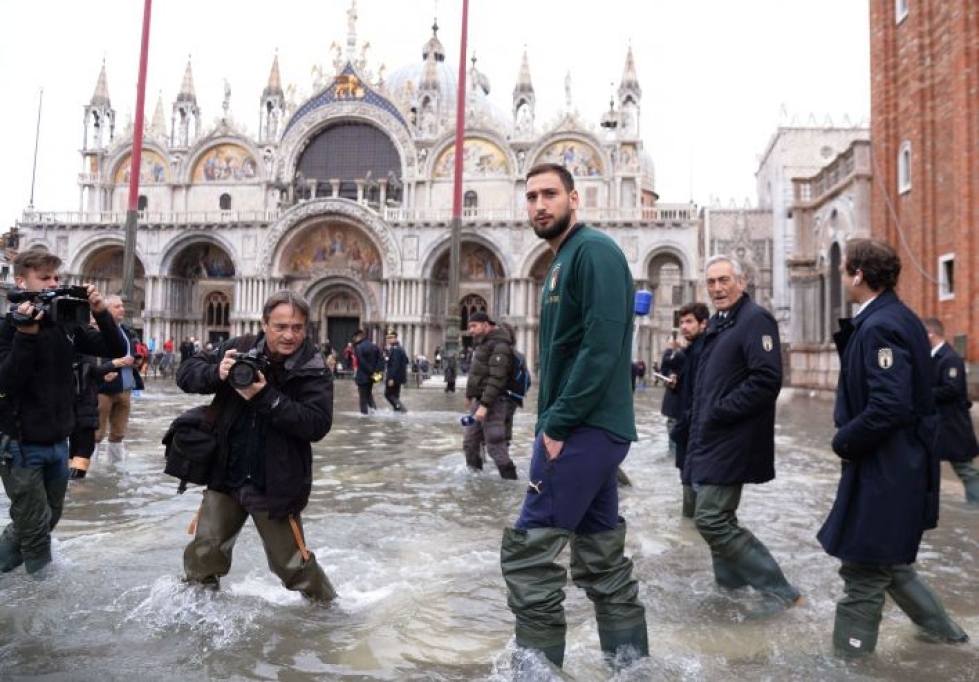 Kaupungin tulvien vuoksi kärsimät vahingot ovat pormestarin mukaan miljardiluokkaa. Jo pelkästään yli 50 kirkkoa on vaurioitunut. LEHTIKUVA/AFP