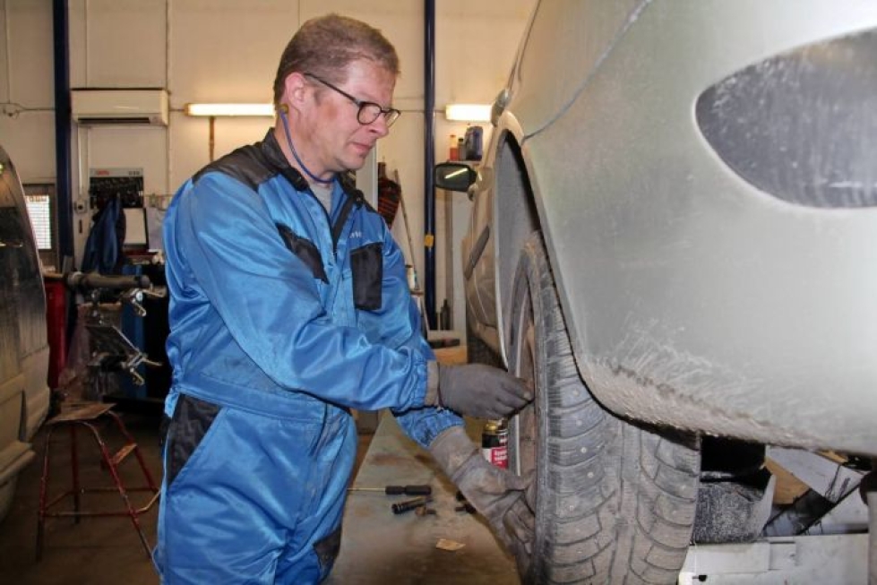Jari Hiltunen kertoo, että renkaan vaihdot, katsastuskorjaukset sekä määräaikaishuollot työllistävät häntä eniten.