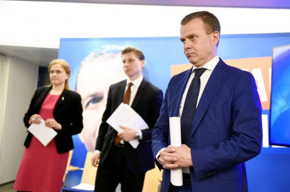 Kokoomus kertoi keskiviikkona omat sote-linjauksensa. Kuvassa puolueen puheenjohtaja Petteri Orpo ja varapuheenjohtajat Antti Häkkänen ja Mari-Leena Talvitie.