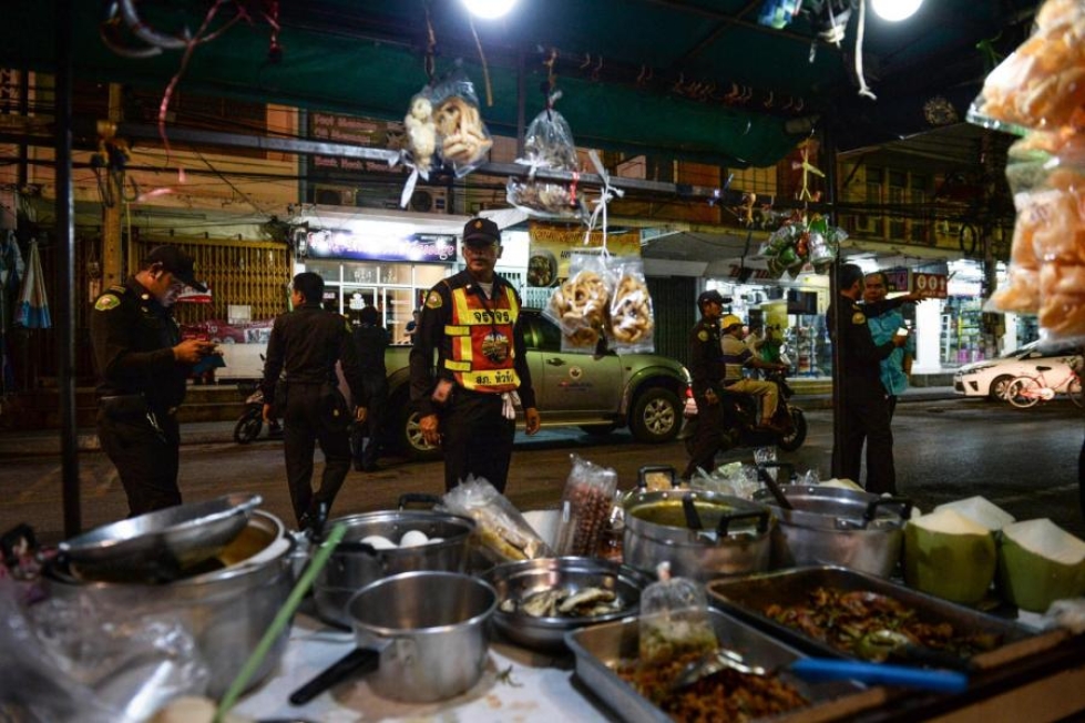Neljä ihmistä kuoli ja 35 haavoittui iskuissa, joita tehtiin torstaina ja perjantaina eri puolilla Thaimaata turistikohteissa. LEHTIKUVA/AFP