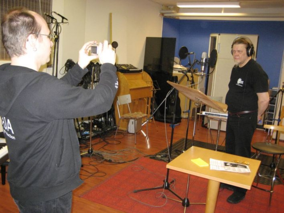 Timoi Munne (vas.) taltioi, kun Harri Marstio lauloi Ylämyllyn Pilfink-studiolla Sandra of St. Muran purkkiin vuonna 2008.