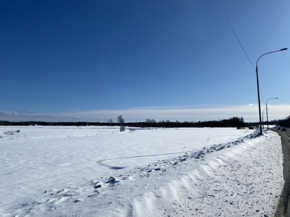 Reijolan peltoaukea oli yli puolimetrisen lumikerroksen peitossa 18. maaliskuuta 2021.